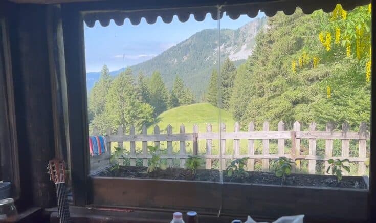 Vista sulle montagne dalla baita