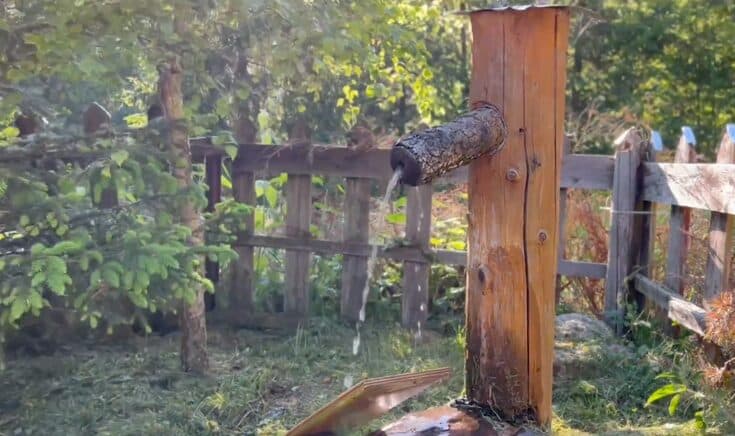 Fontana in legno alla baita