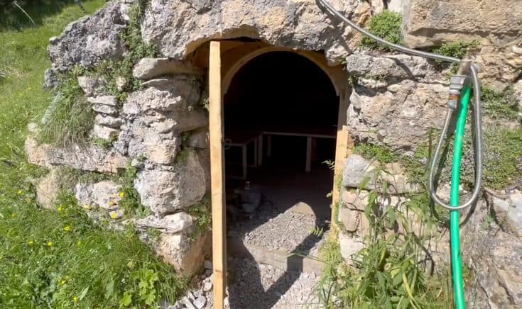 Ingresso in pietra vicino alla baita