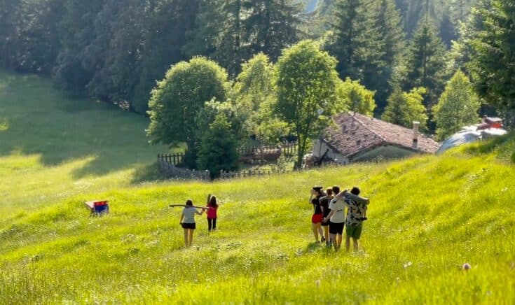 Il gruppo nel prato davanti alla baita