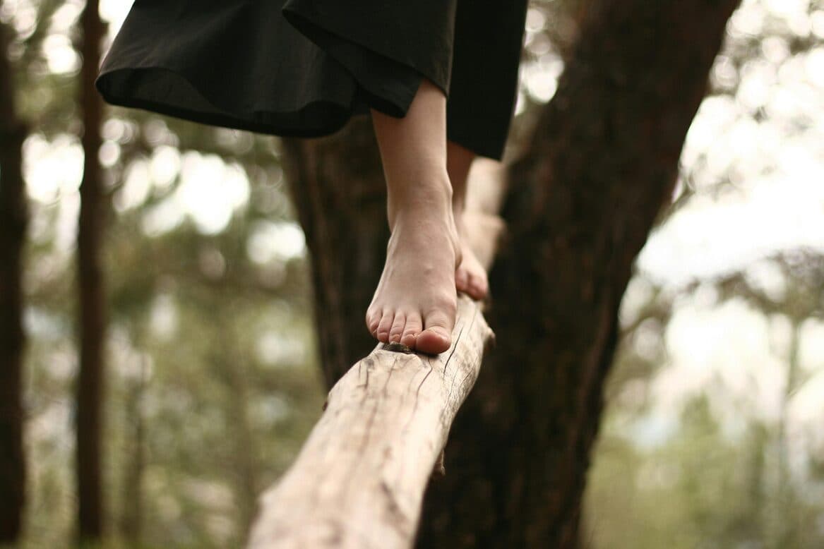 Equilibrio a piedi nudi su un tronco