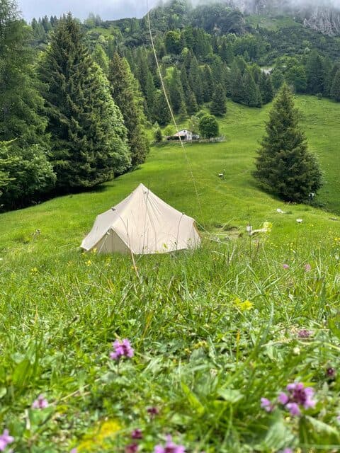 Tenda nel prato di montagna